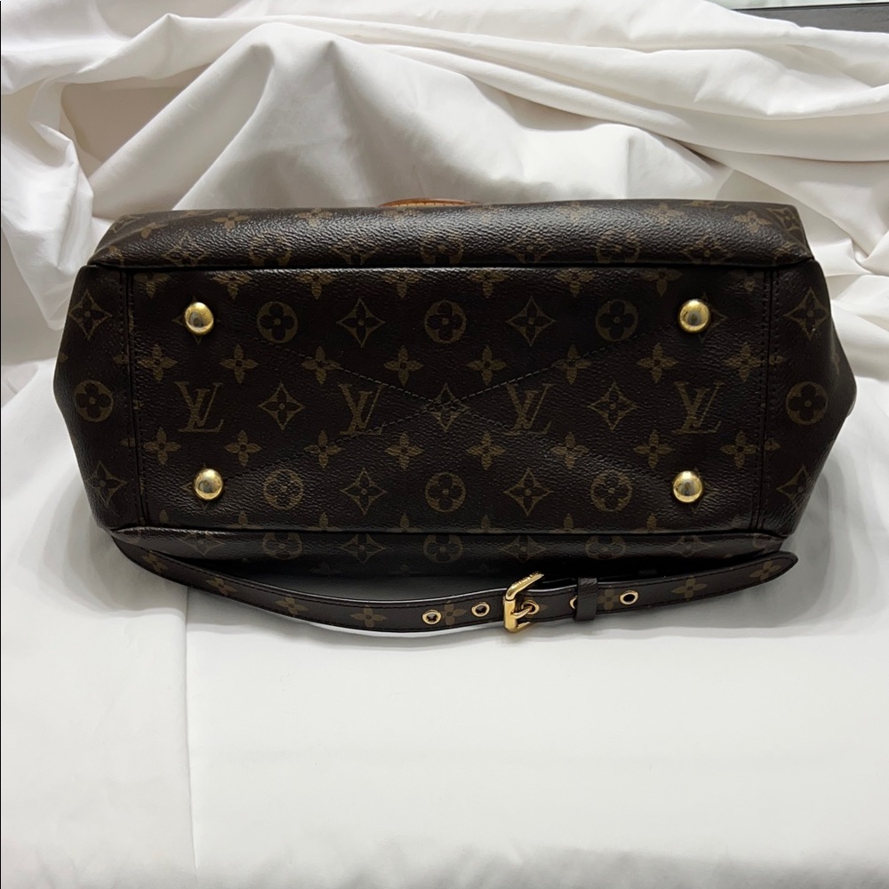 Louis Vuitton Pallas MM Monogram Shoulder Bag - Picture 8 of 17